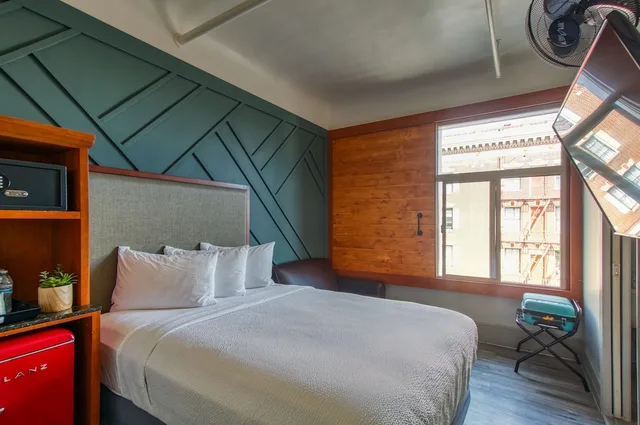 غرفة ديلوكس بسرير كوين بإطلالة على المدينة مع أريكة، Ram s Hotel 7/10