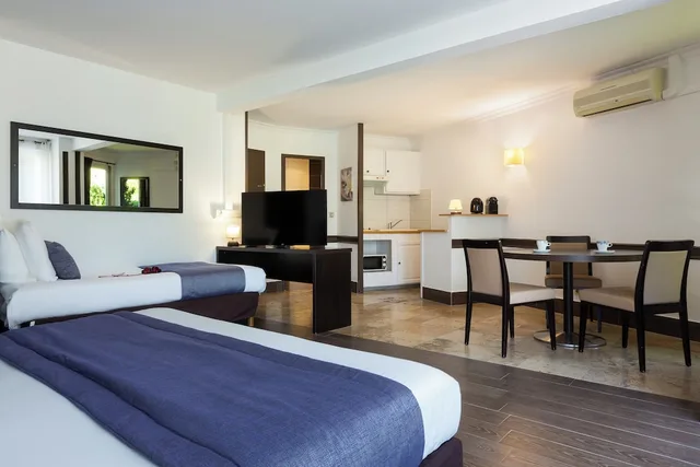 Room, Triple, 1 King and 1 Single Beds, Domaine de La Petite Isle 2/6