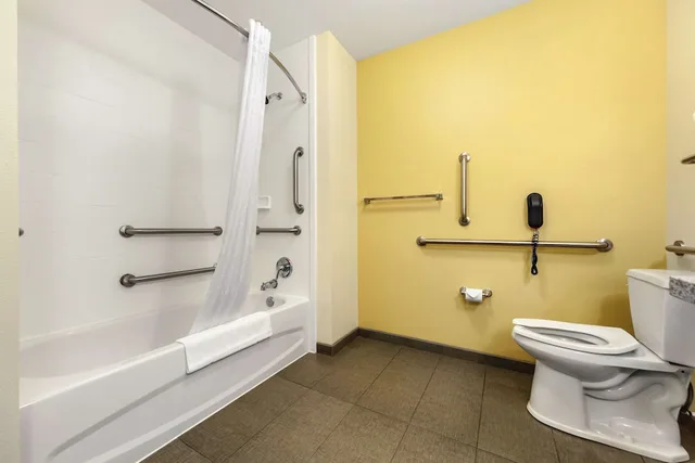 جناح بسريرين كوين مع أريكة لذوي الإعاقة، Sleep Inn & Suites Devils Lake, ND 6/8