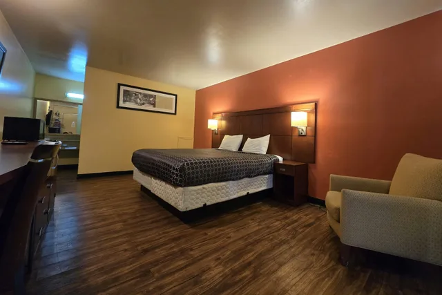 غرفة بسرير كينج للمدخنين، Sunrise Inn By OYO Newport News US-60 2/6