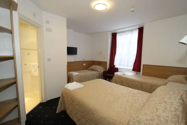 غرفة ثلاثية بسرير مزدوج وسرير فردي، Ridgemount Hotel 3/7