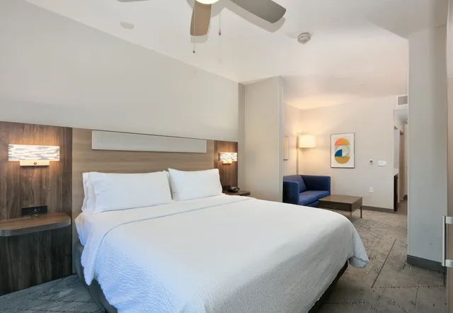 Specialty, King Bed، Holiday Inn Express Amp Suites North Dallas At Preston 3/7