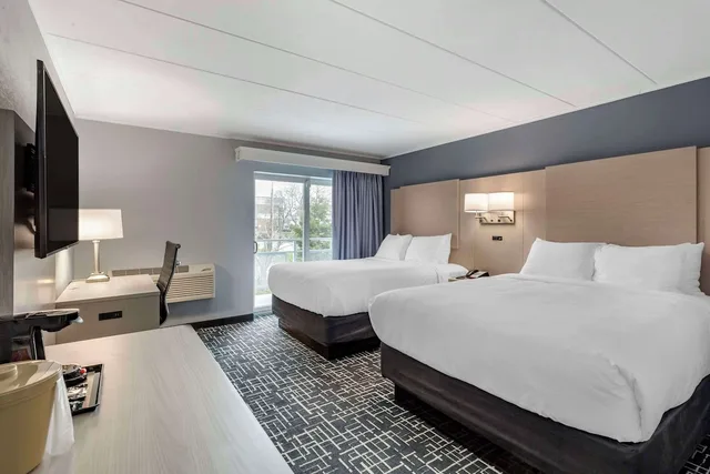 غرفة بسريرين كوين بإطلالة على المسبح، Comfort Inn Hyannis - Cape Cod 9/10