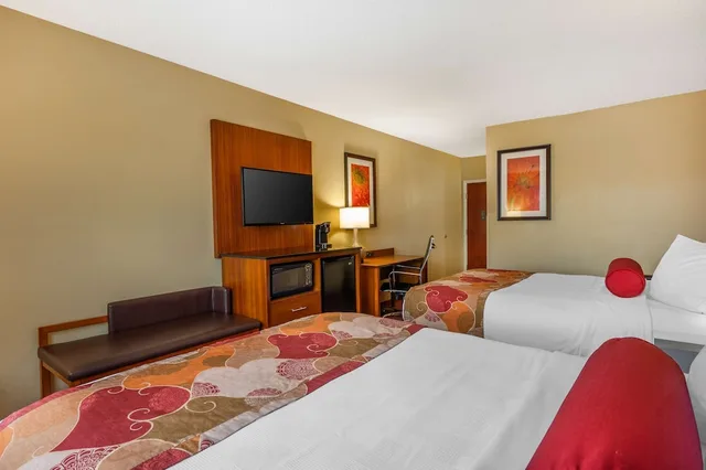غرفة قياسية بسريرين كوين بمطبخ صغير، Best Western Plus Georgetown Corporate Center Hotel 1/6