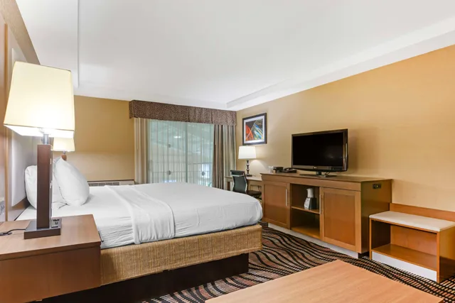 غرفة بسرير كينج مع أريكة، Best Western Summit Inn 2/3