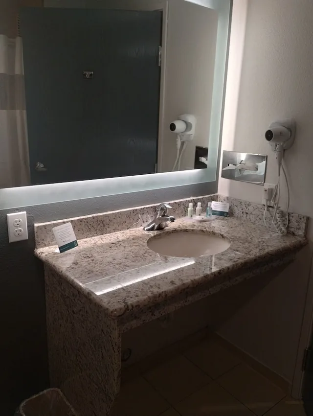 Basic, Single, 2 Queen Beds، Quality Inn & Suites Wilsonville OR 5/8