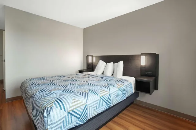 1 Queen Bed - Mobility Accessible Tub, Micfridge, Non-Smoking، Motel6 Montgomery, AL - Airport 3/10