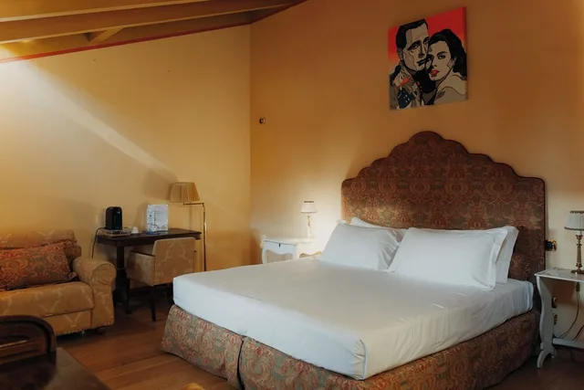 Junior, Queen Bed, Sofa, Palazzo Guiscardo 1/3