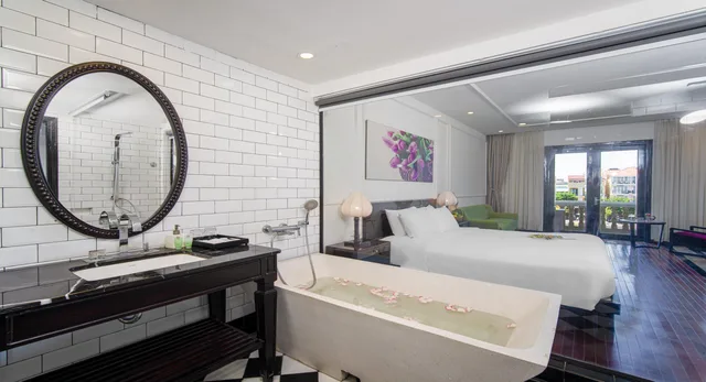 غرفة ديلوكس بسرير مزدوج بإطلالة على النهر بشرفة بحوض استحمام، Thanh Binh Riverside Hotel 3/3
