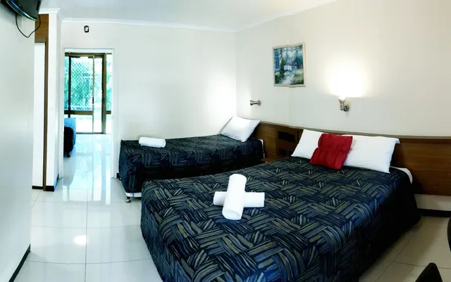 2 Bedrooms, 1 Single and 2 Queen Beds, Garden View, Miners Lodge Motor Inn 2/5