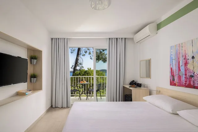 Comfort Double Room with Seaside Balcony، Bellevue Maradiso Casa by Aminess 3/9