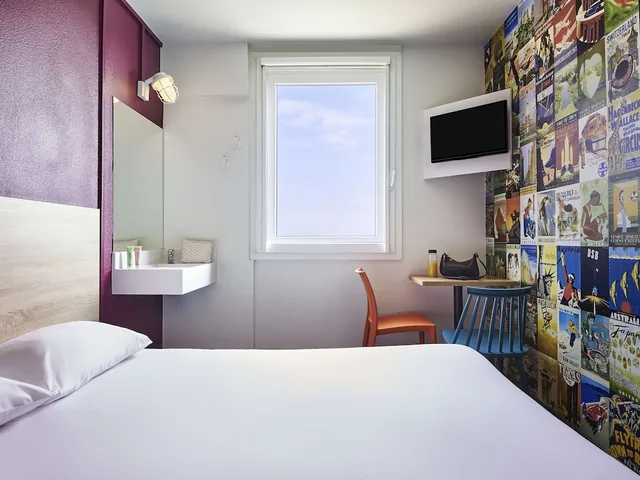 1 Single and 3 Bunk Beds, 3 Beds, Shared Bathroom، hotelF1 Roissy CDG 1/2
