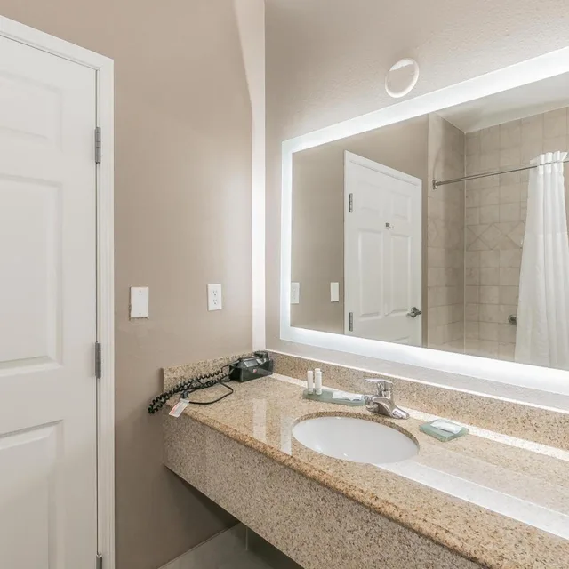 جناح رئاسي بحوض استحمام لذوي الإعاقة، La Quinta Inn and Suites by Wyndham Granbury 7/7