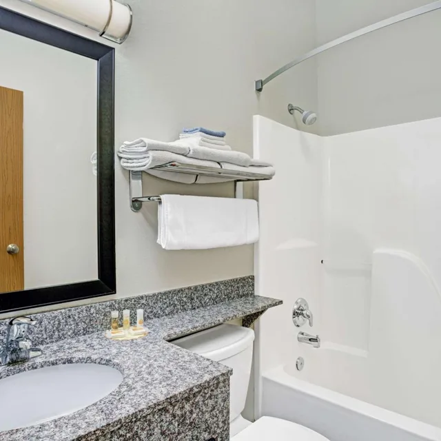 غرفة بسرير كينج وسريرين كوين، Days Inn and Suites by Wyndham Page Lake Powell 4/4