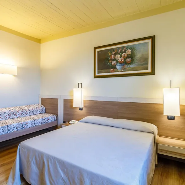 غرفة ثلاثية، Hotel Country Club 4/10