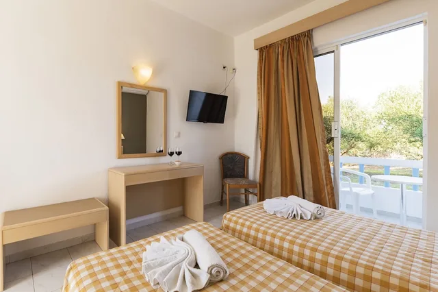 غرفة بسرير مزدوج بإطلالة على الحديقة بغرفة نوم واحدة، Georgia Hotel 2/4