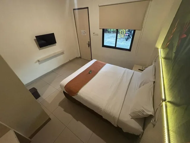 Deluxe, Queen Bed, D'Bamboo Suites 5/10
