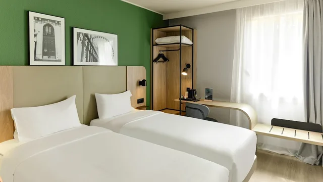 غرفة قياسية بسرير كوين وسريرين فرديين، Hotel Campanile Marne La Vallee Bussy Saint Georges 1/3