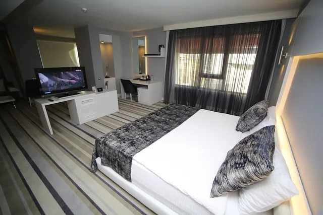 Suite, Queen Bed, Grand Nora Hotel 1/3
