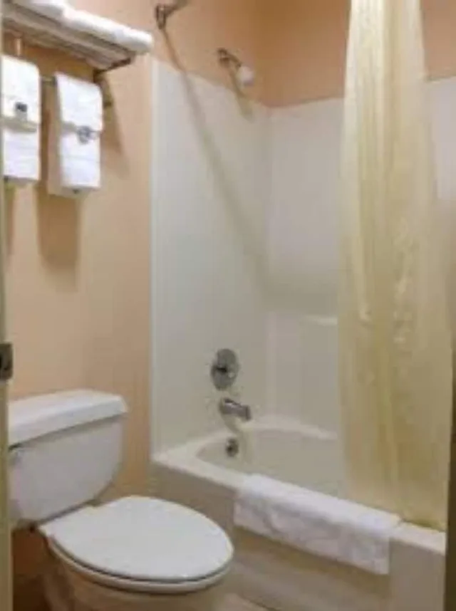 غرفة قياسية بسريرين كوين للمدخنين، Econo Lodge Inn & Suites San Antonio near Frost Bank Center 3/4