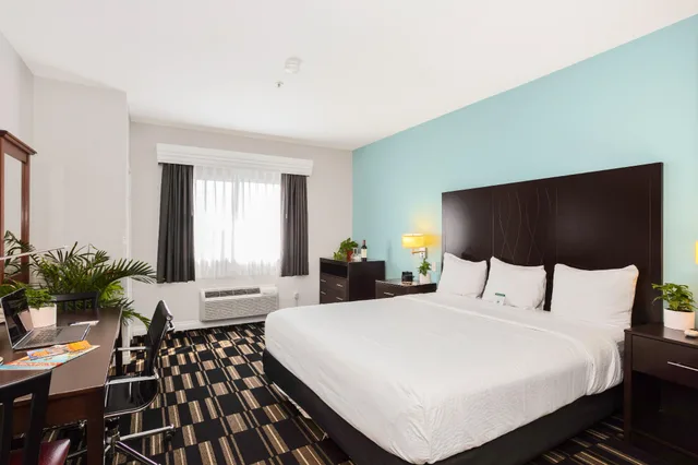 غرفة تنفيذية بسرير كينج بمطبخ صغير، The Hotel Oceanside 1/1