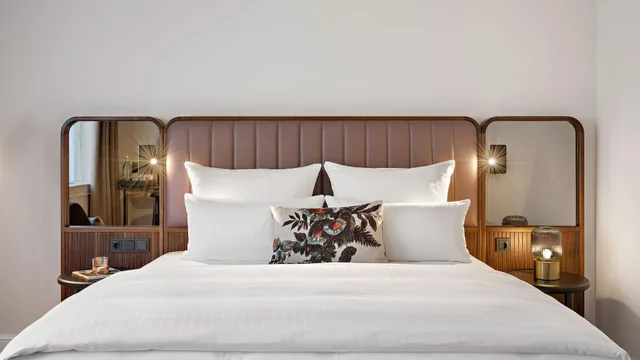 جناح بشرفة، Hotel Bristol Berlin 4/7