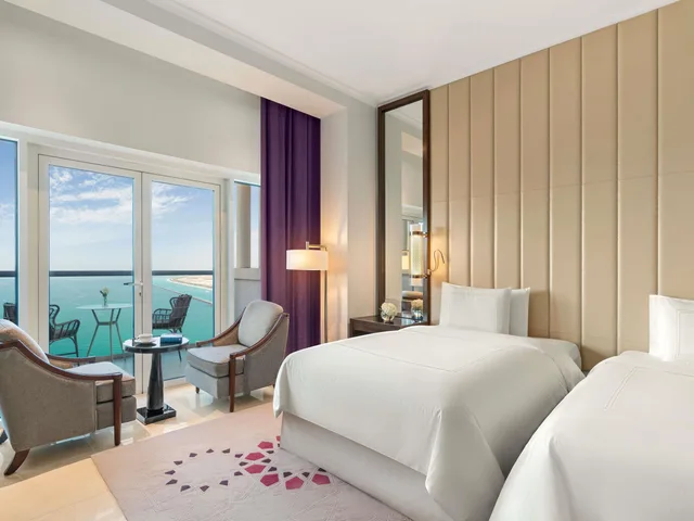 غرفة بريميوم بسريرين منفصلين بإطلالة على البحر، Rixos Marina Abu Dhabi 3/6