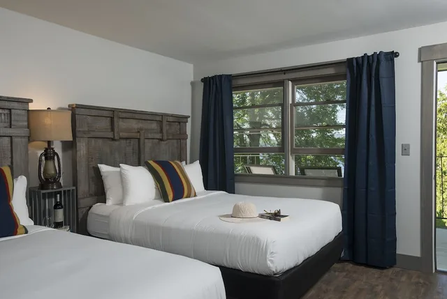 Lodge, 2 Queen Beds، Lake Bomoseen Lodge 1/3