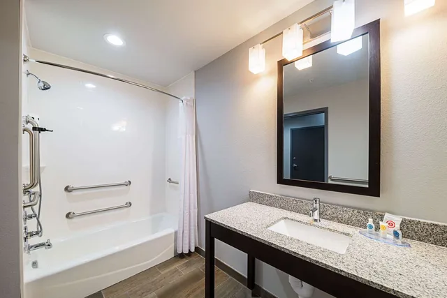 جناح بسرير كينج لذوي الإعاقة، Comfort Inn & Suites Oklahoma City near Bricktown OK 2/3