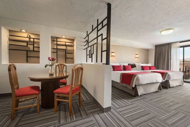 جناح فاخر بسريرين مزدوجين، Ramada Plaza by Wyndham Leon 1/5