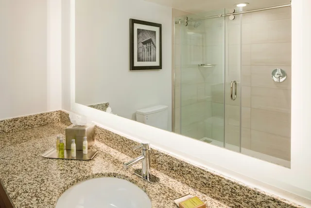 غرفة بسرير كينج بشرفة، Doubletree By Hilton Hotel Pittsburgh - Cranberry 7/7