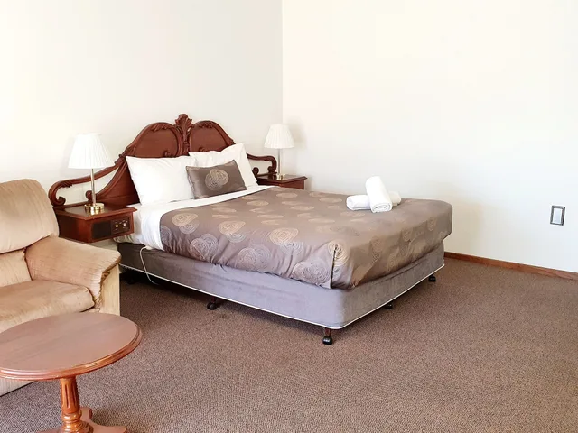 Spa, Queen Bed، Golden Grain Motor Inn 1/3