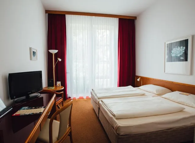 غرفة بزنس بسرير مزدوج أو سريرين منفصلين، HK Hotel Dusseldorf City 2/2