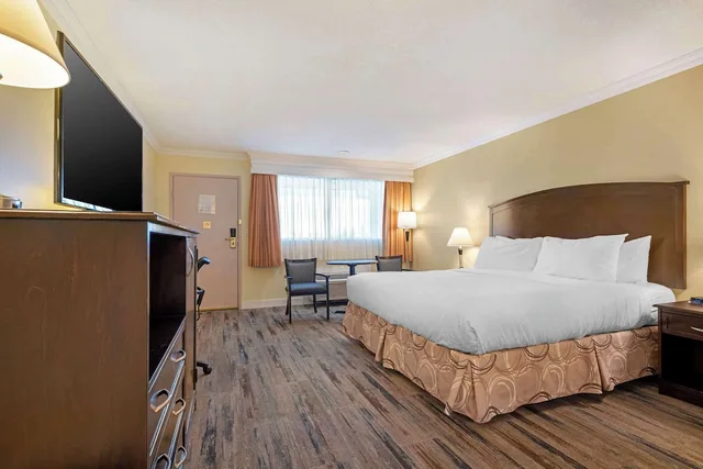 غرفة قياسية بسرير كينج مع أريكة بمطبخ، Best Western Plus Burnaby Hotel 3/10