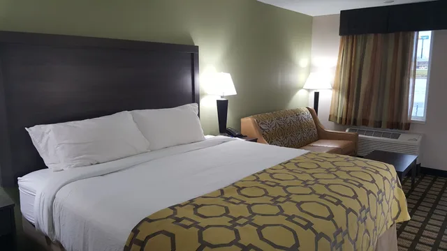 غرفة بسرير كينج مع أريكة لذوي الإعاقة، Baymont By Wyndham Clarksville 2/7