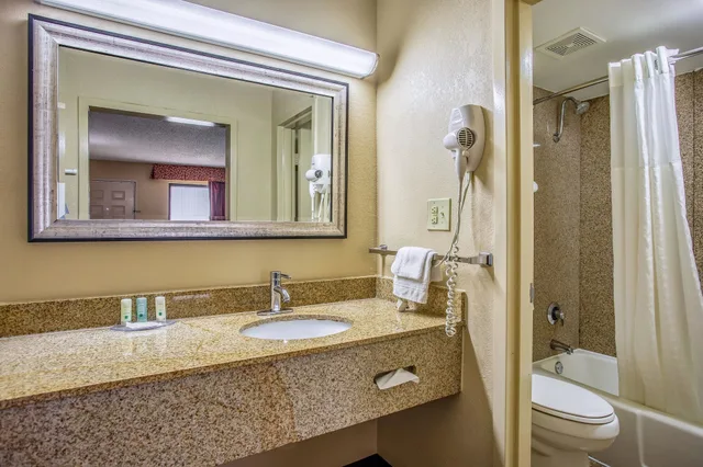 غرفة قياسية بسريرين مزدوجين، Quality Inn Bowling Green South 10/10