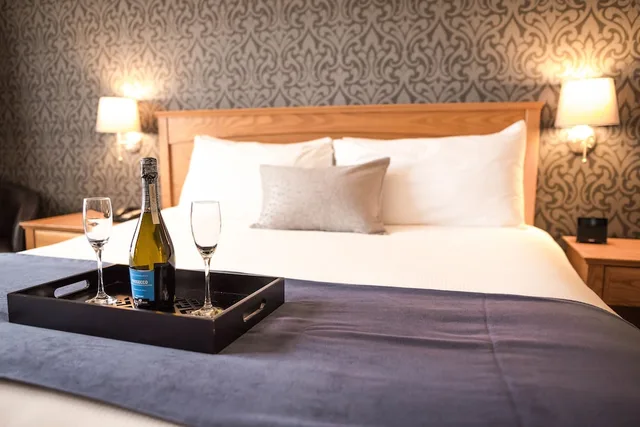 Executive, Suite, King Bed, Sofa, Cambridge Hotel Conference Centre 1/1