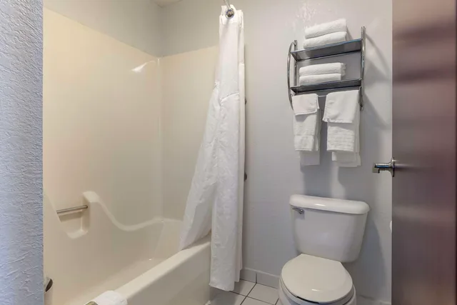 غرفة بسرير كينج، Best Western Sycamore Inn 3/3