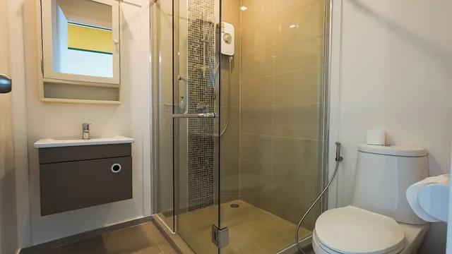 غرفة بسرير كينج وسرير فردي بإطلالة على البحر بغرفتي نوم، DLUX Condominium 8/10