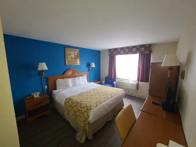 Room, King Bed, Baymont by Wyndham Perrysburg/Toledo 4/8
