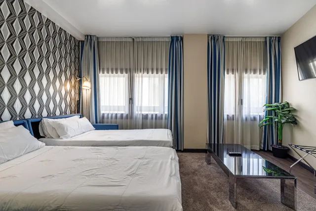 غرفة ديلوكس رباعية بسرير كينج مع أريكة، Hotel Ronda Lesseps 3/10