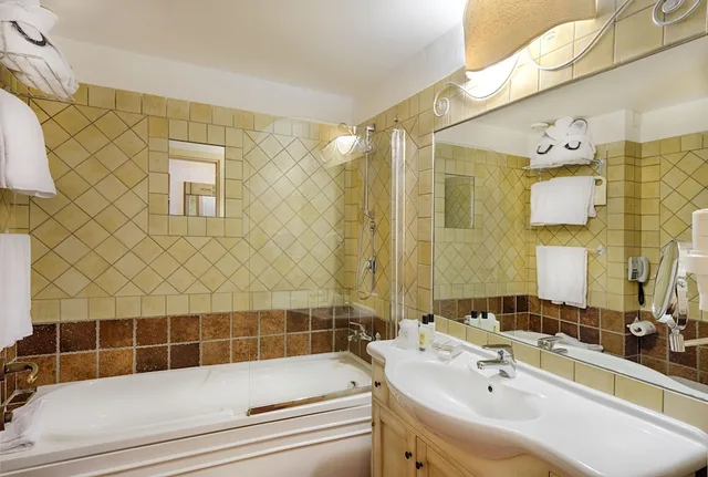 غرفة قياسية ثلاثية بسرير مزدوج بإطلالة على البحر بشرفة، Colonna Resort 2/2