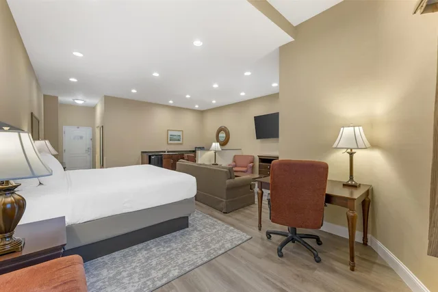 جناح ديلوكس بسرير كينج مع أريكة، Best Western Plus Vineyard Inn & Suites 6/10