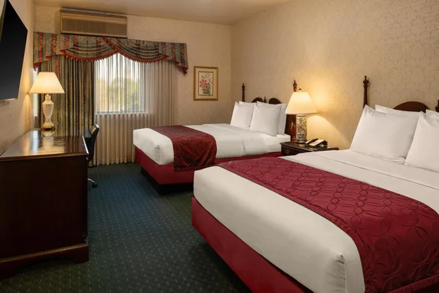 غرفة بسريرين كوين لذوي الإعاقة، Carlyle Hotel 5/8