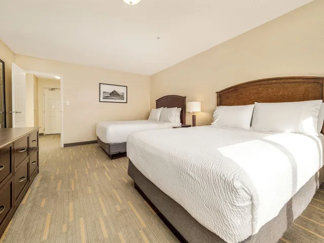 جناح بسريرين كوين بغرفة نوم واحدة مع أريكة، HOLIDAY INN LETHBRIDGE 3/8