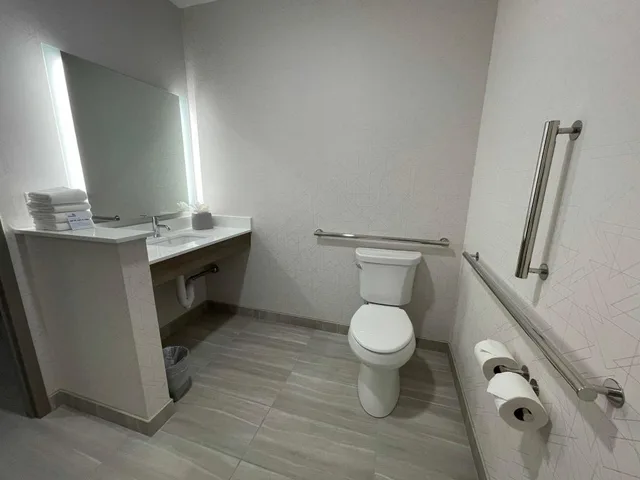 جناح بغرفة نوم واحدة لذوي الإعاقة، Holiday Inn Express & Suites Ft. Smith Airport, an IHG Hotel 2/3
