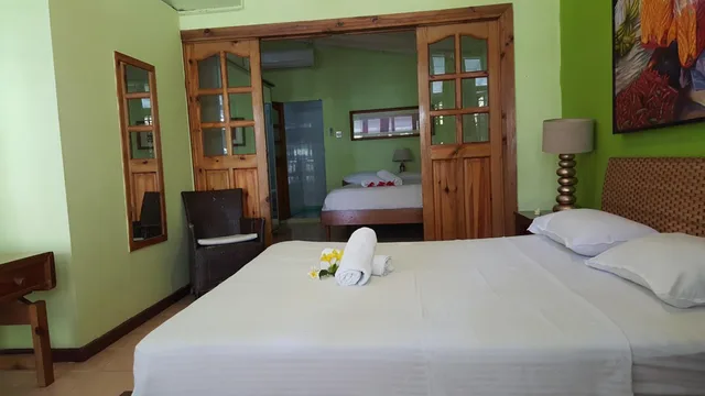 Family, Open Space، Beau Vallon Bungalows 1/2