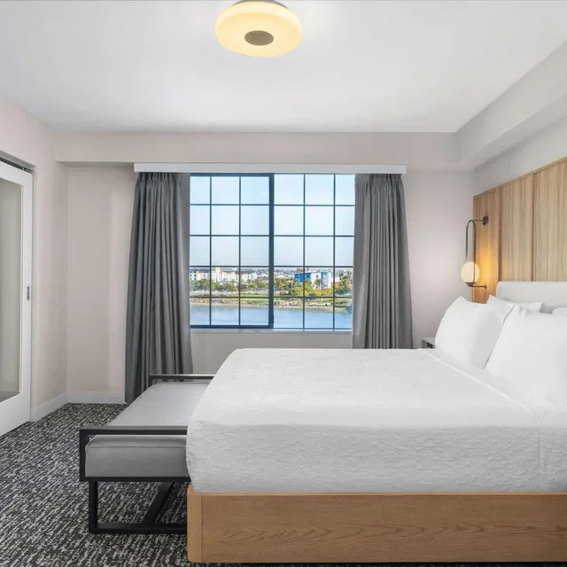 1 Bedroom, Suite, King Bed, Bay View, Sofa، Homewood Suites By Hilton San Diego Airport Liberty Station 1/10