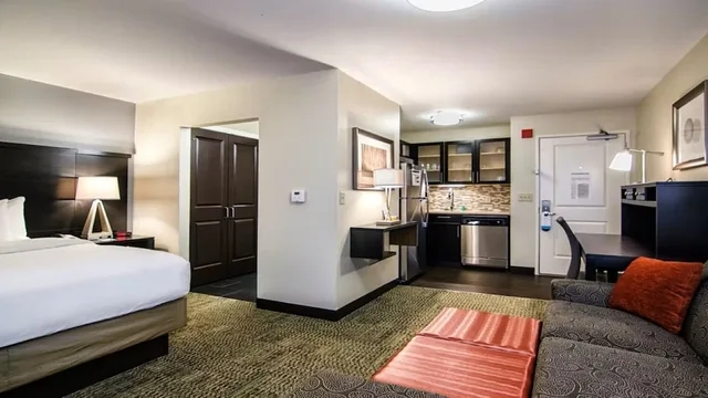 Studio, Suite, Queen Bed, Balcony, Accessible, STAYBRIDGE SUITES MARQUETTE 3/5