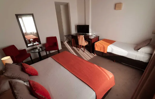 غرفة قياسية ثلاثية، ROCHESTER CALAFATE 1/2